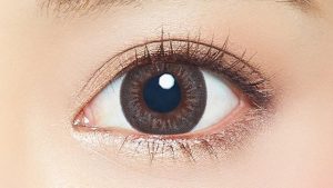 EYE GENIC (アイジェニック) ダスティブラウンの装着写真